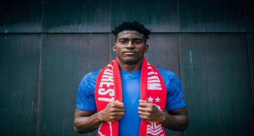 نوتينجهام فورست يضم النيجيري أونيي في صفقة قياسية للنادي